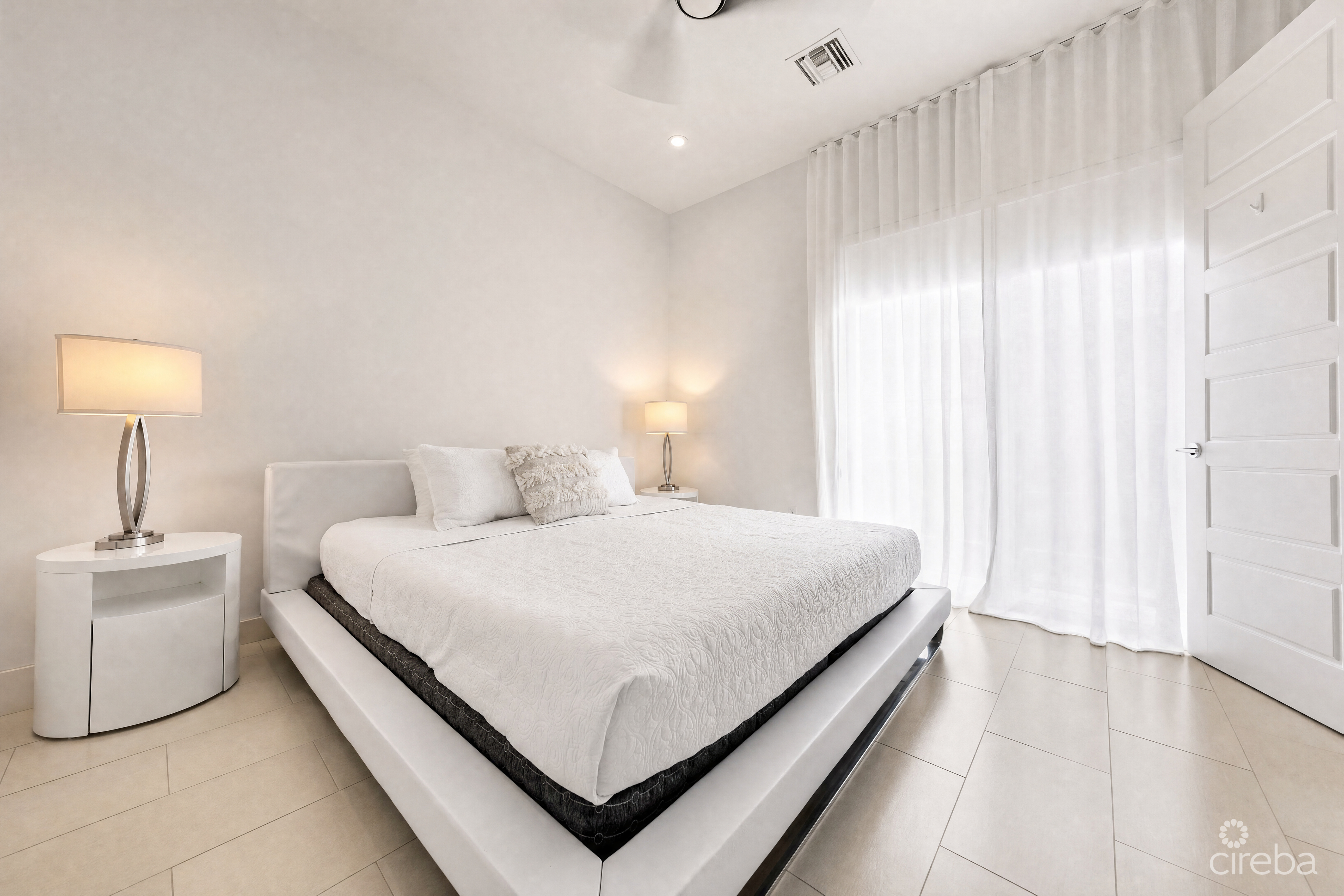 SHORE CLUB #6- OCEAN VIEW PENTHOUSE WITH PRIVATE ROOF TOP TERRACE- VENDOR TO PAY STAMP DUTY!!!!!!!
