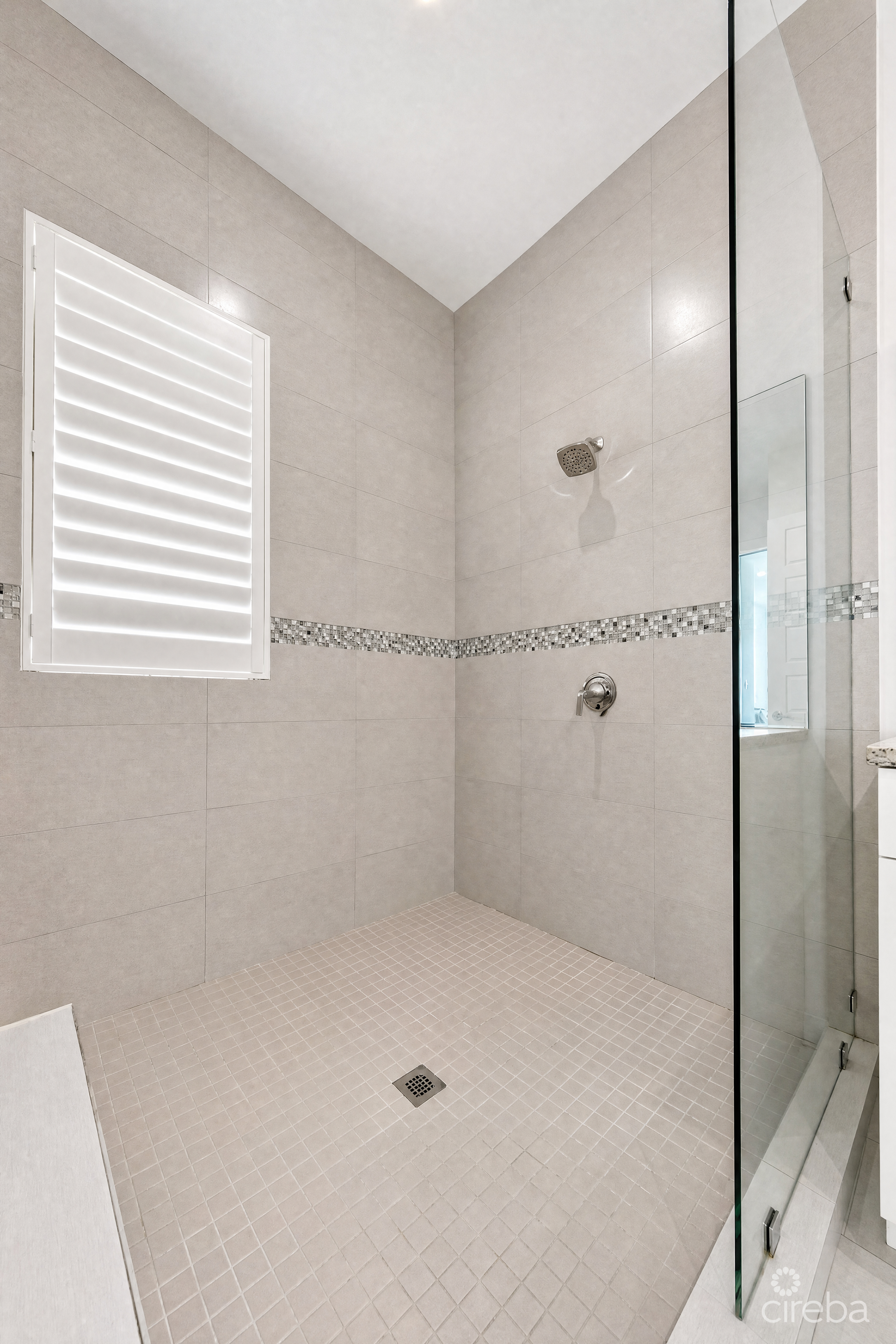 SHORE CLUB #6- OCEAN VIEW PENTHOUSE WITH PRIVATE ROOF TOP TERRACE- VENDOR TO PAY STAMP DUTY!!!!!!!