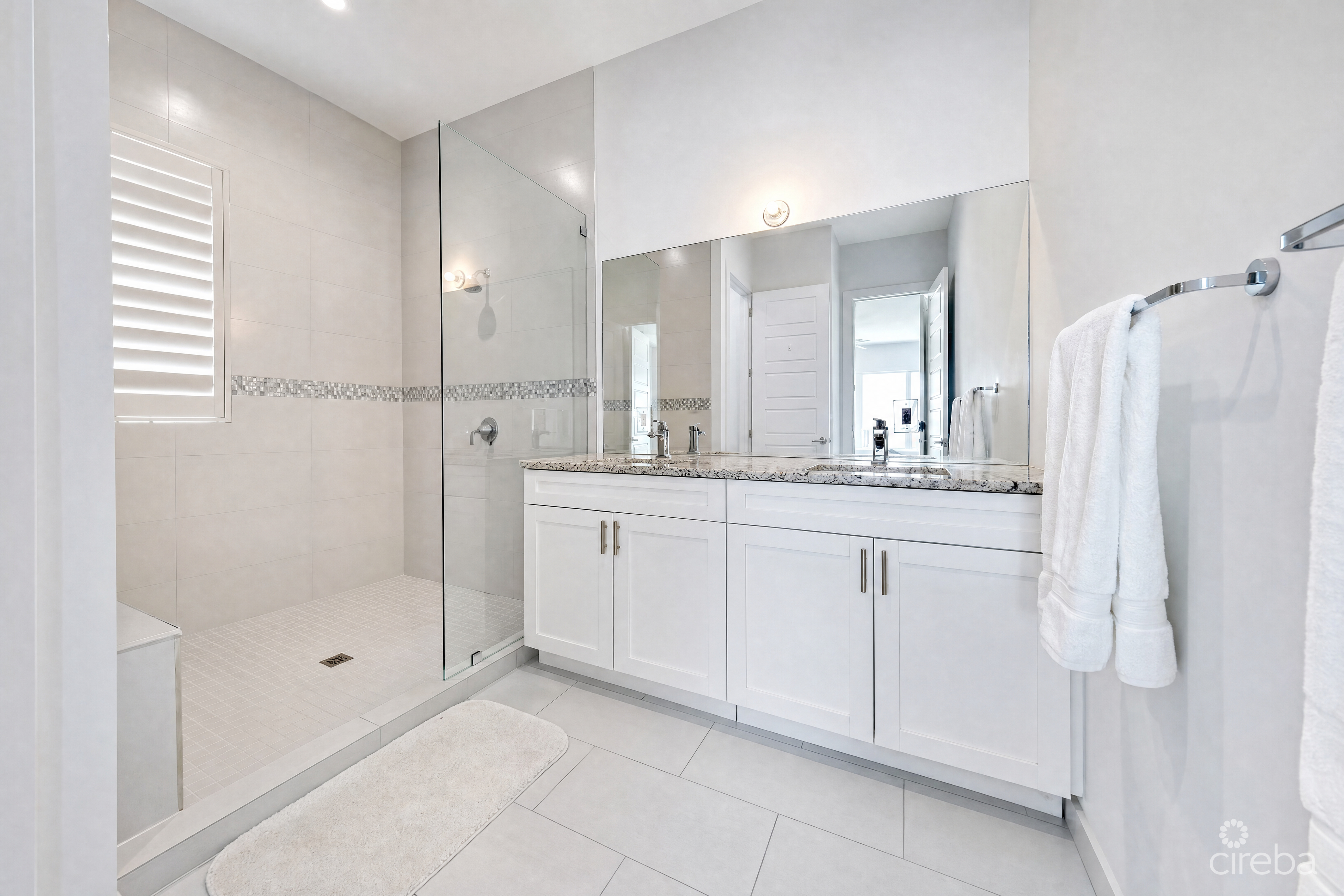 SHORE CLUB #6- OCEAN VIEW PENTHOUSE WITH PRIVATE ROOF TOP TERRACE- VENDOR TO PAY STAMP DUTY!!!!!!!