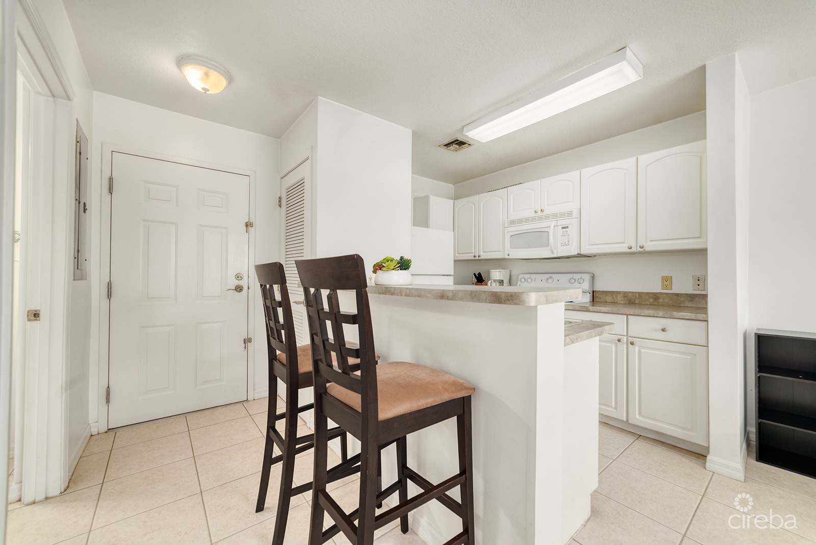 LAKESIDE 1 BED / 1 BATH NEAR CAMANA BAY