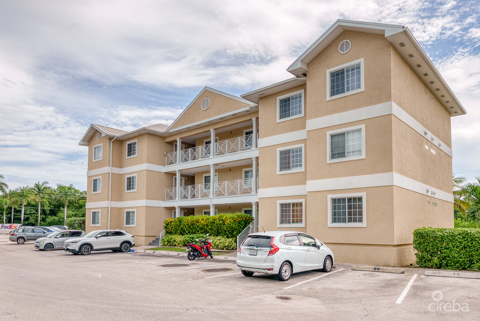 LAKESIDE 1 BED / 1 BATH NEAR CAMANA BAY