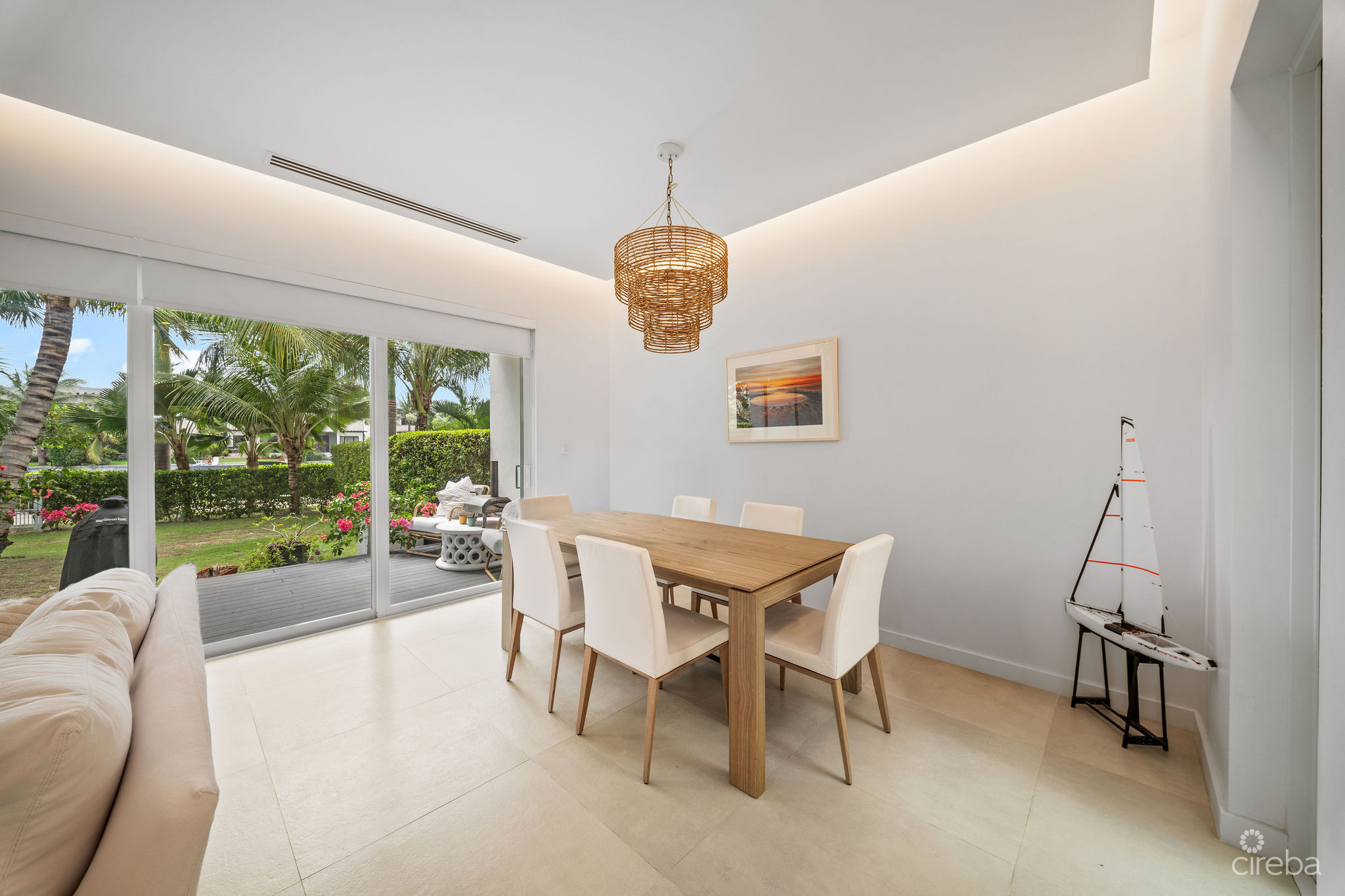SOLARA #104 | LUXURY TOWNHOUSE IN CRYSTAL HARBOUR