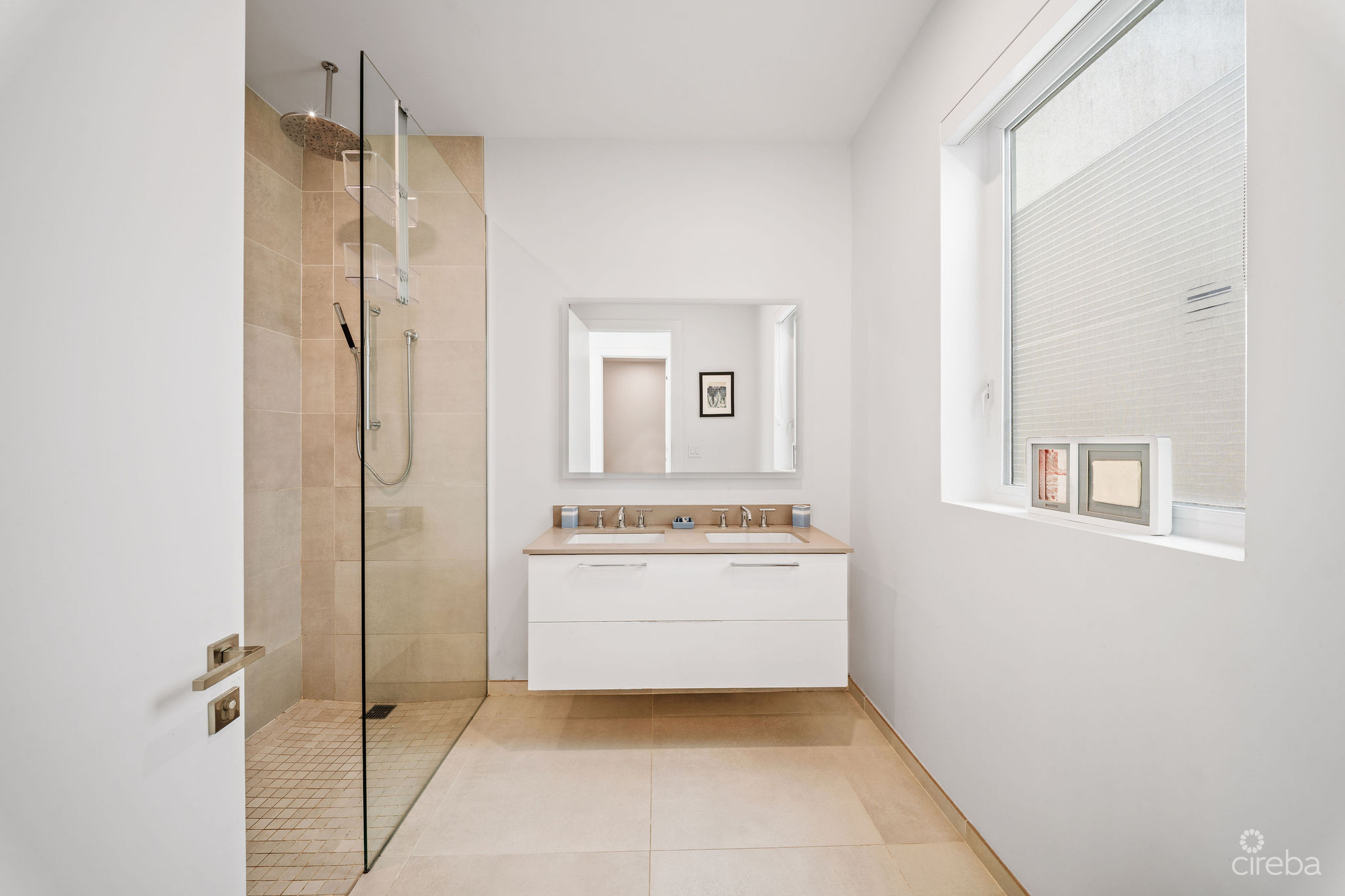 SOLARA #104 | LUXURY TOWNHOUSE IN CRYSTAL HARBOUR