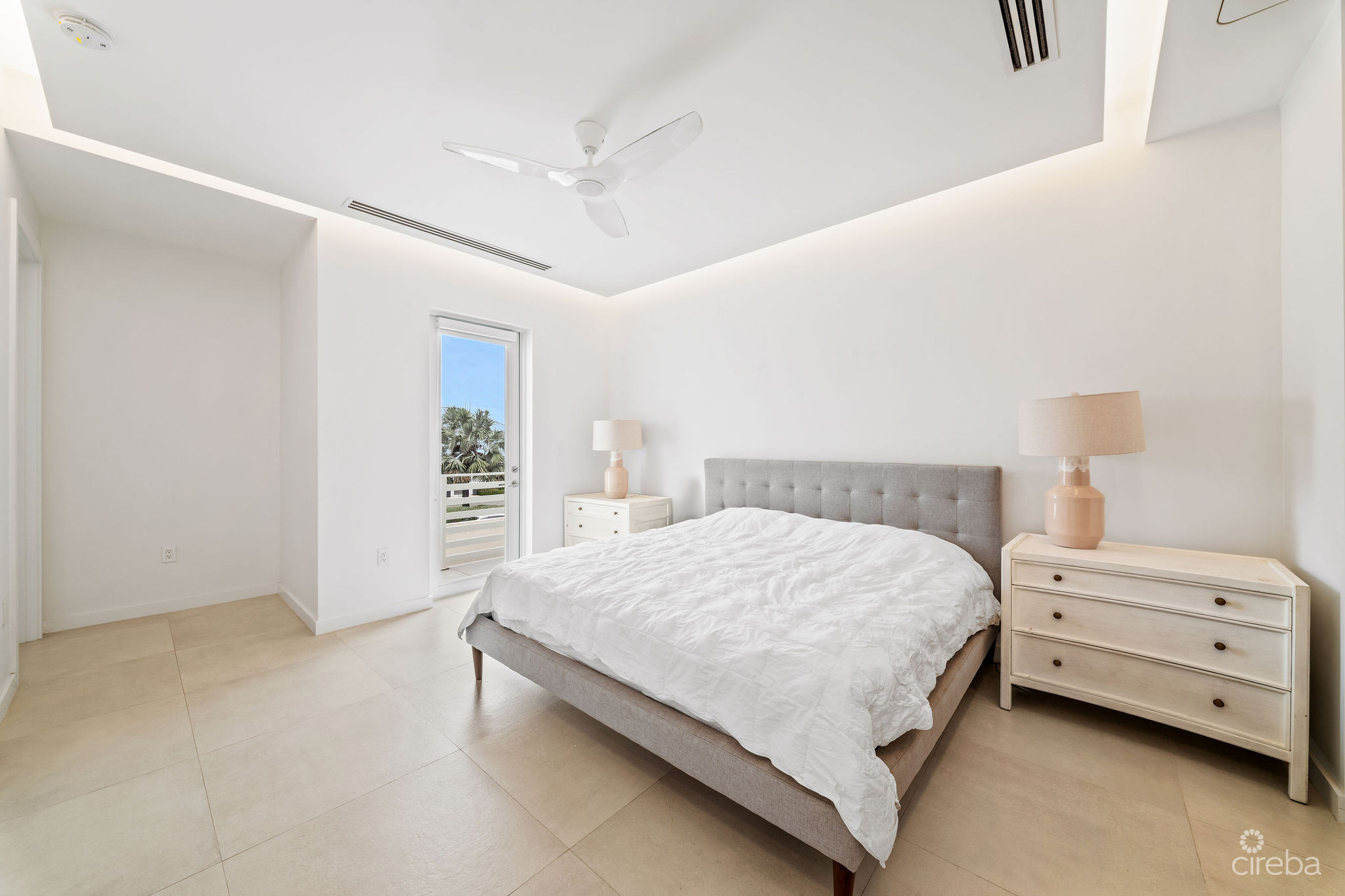 SOLARA #104 | LUXURY TOWNHOUSE IN CRYSTAL HARBOUR