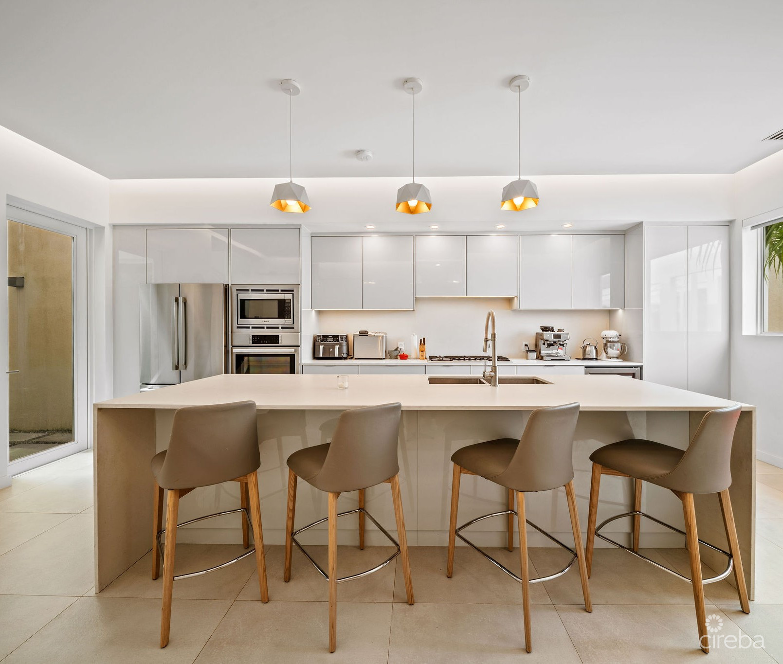 SOLARA #104 | LUXURY TOWNHOUSE IN CRYSTAL HARBOUR