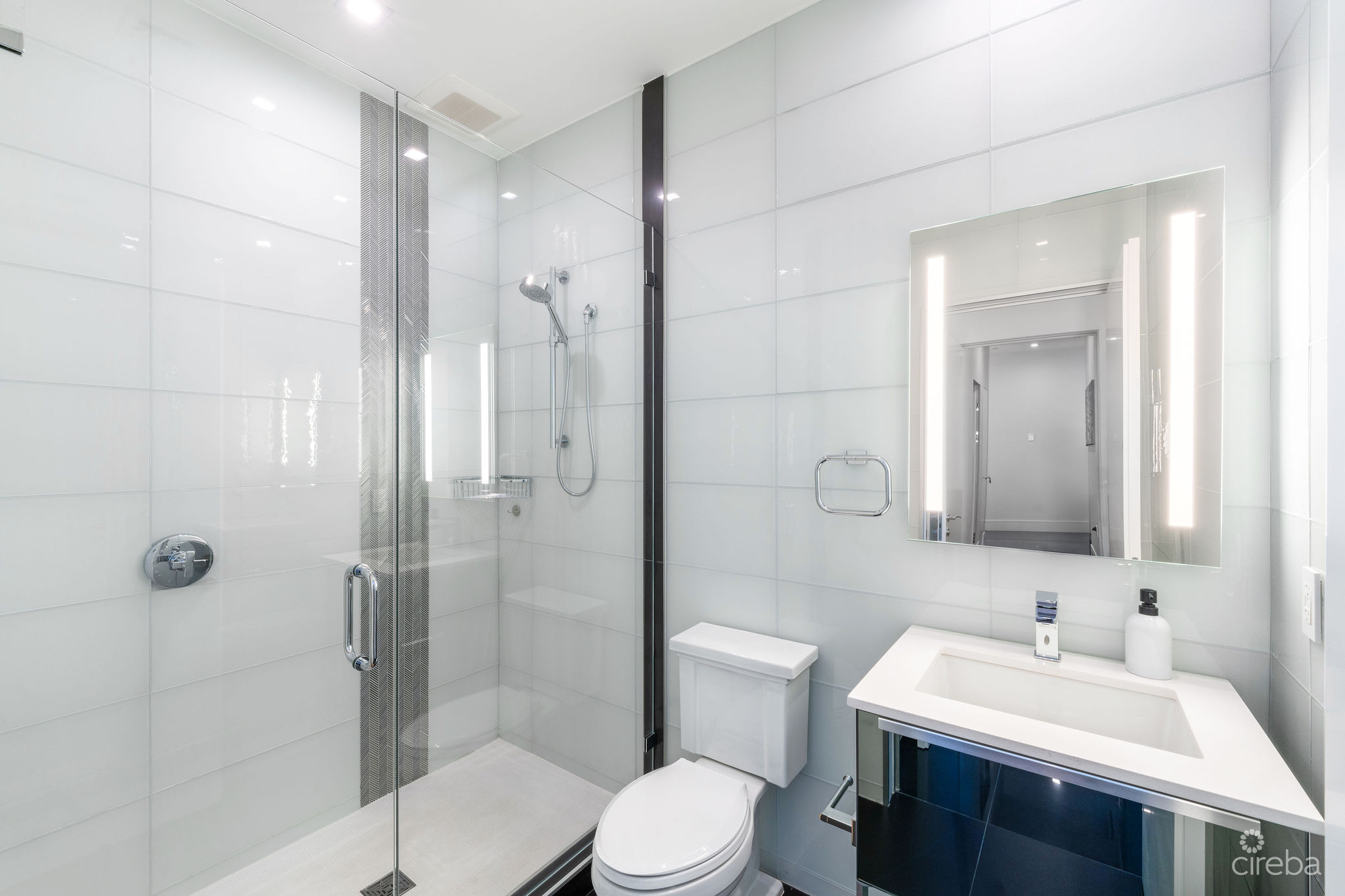 Fin 27, oceanfront condo