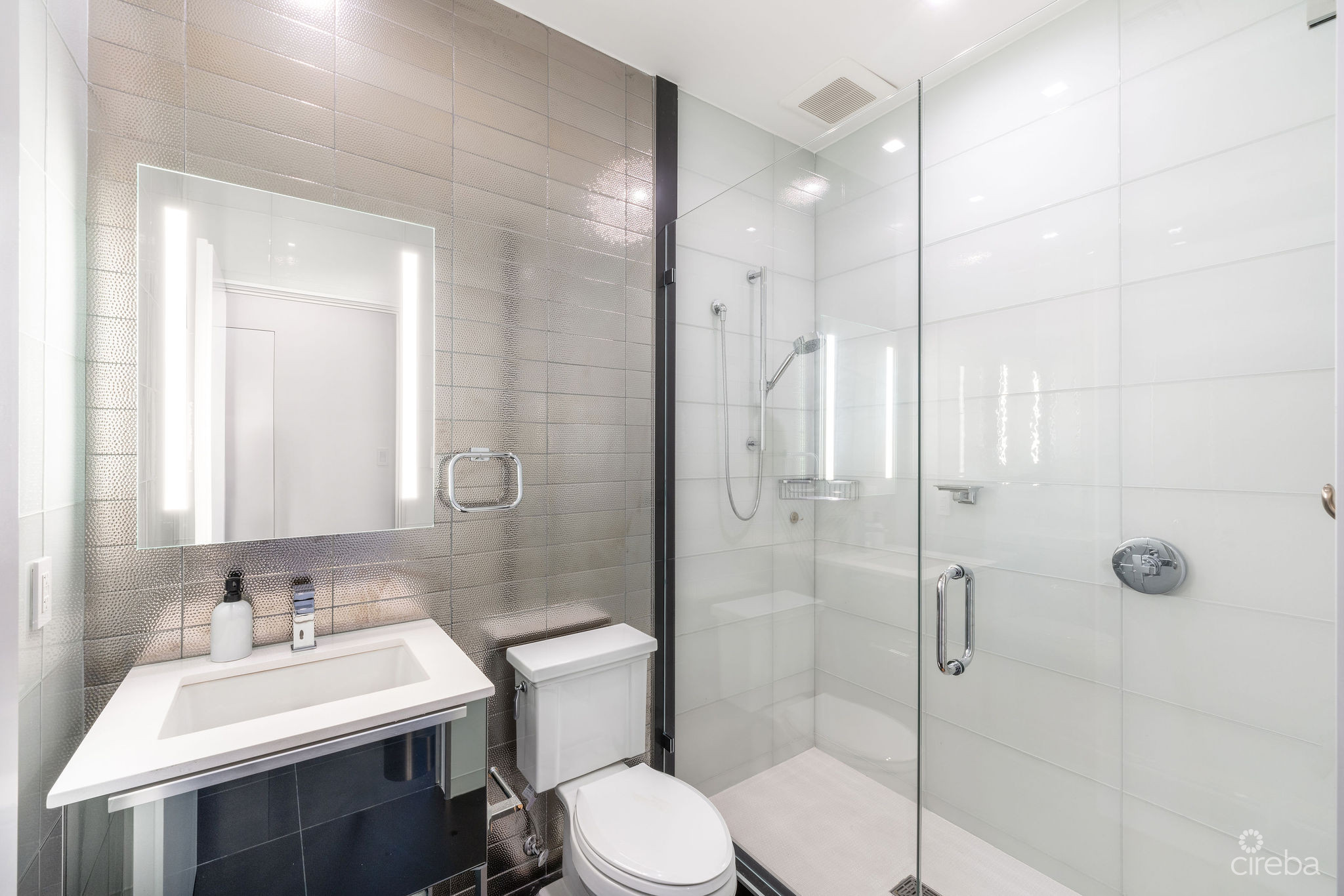 Fin 27, oceanfront condo