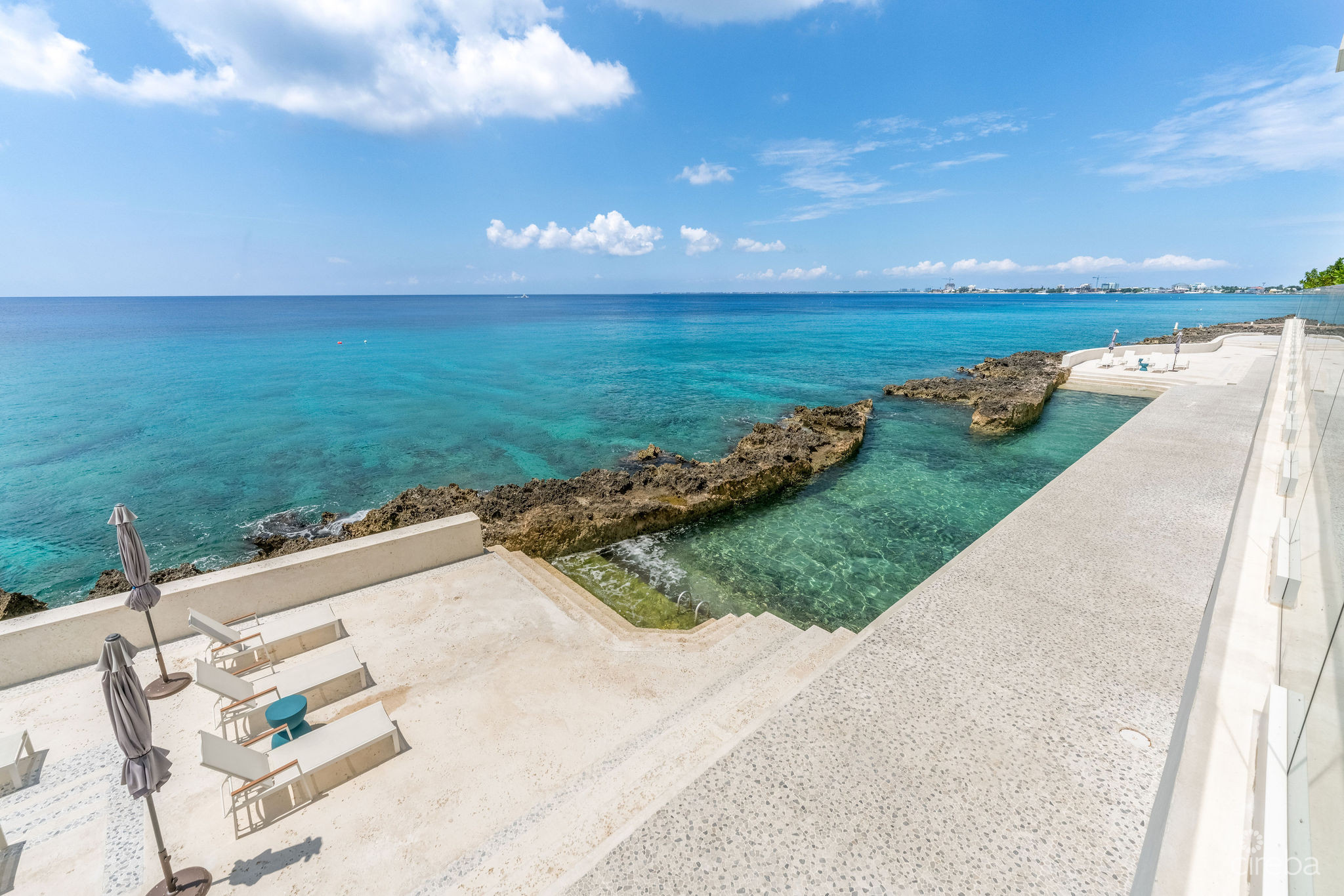 Fin 27, oceanfront condo