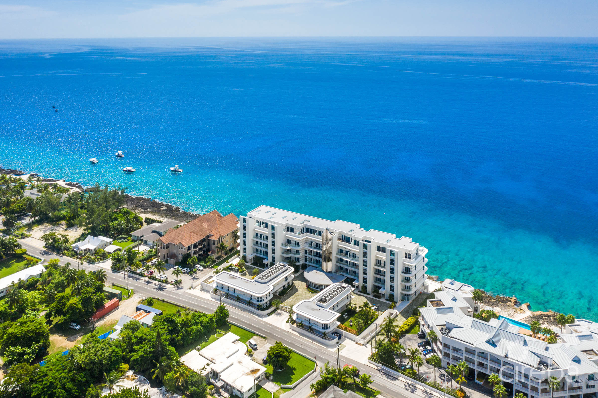 Fin 27, oceanfront condo