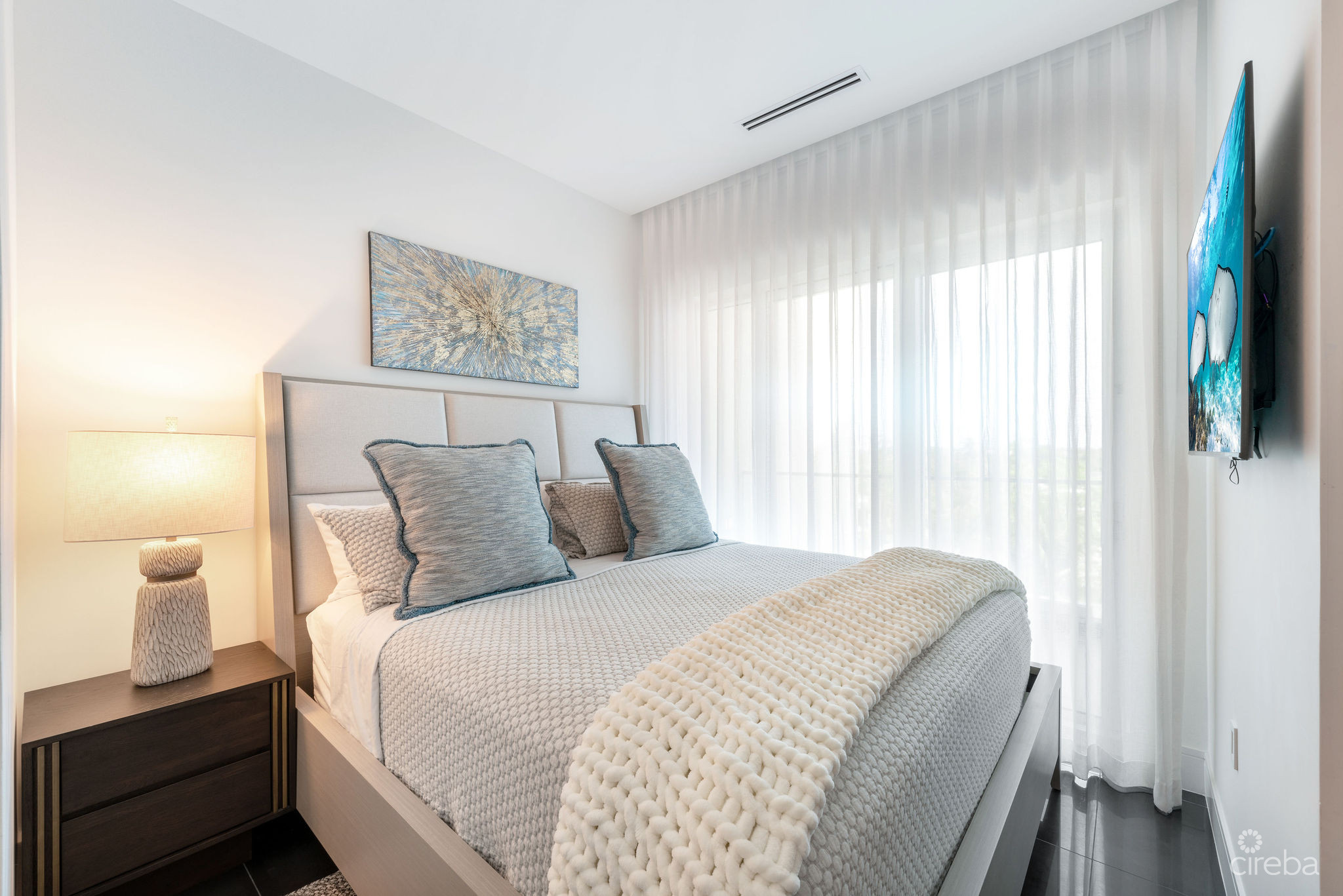 Fin 27, oceanfront condo