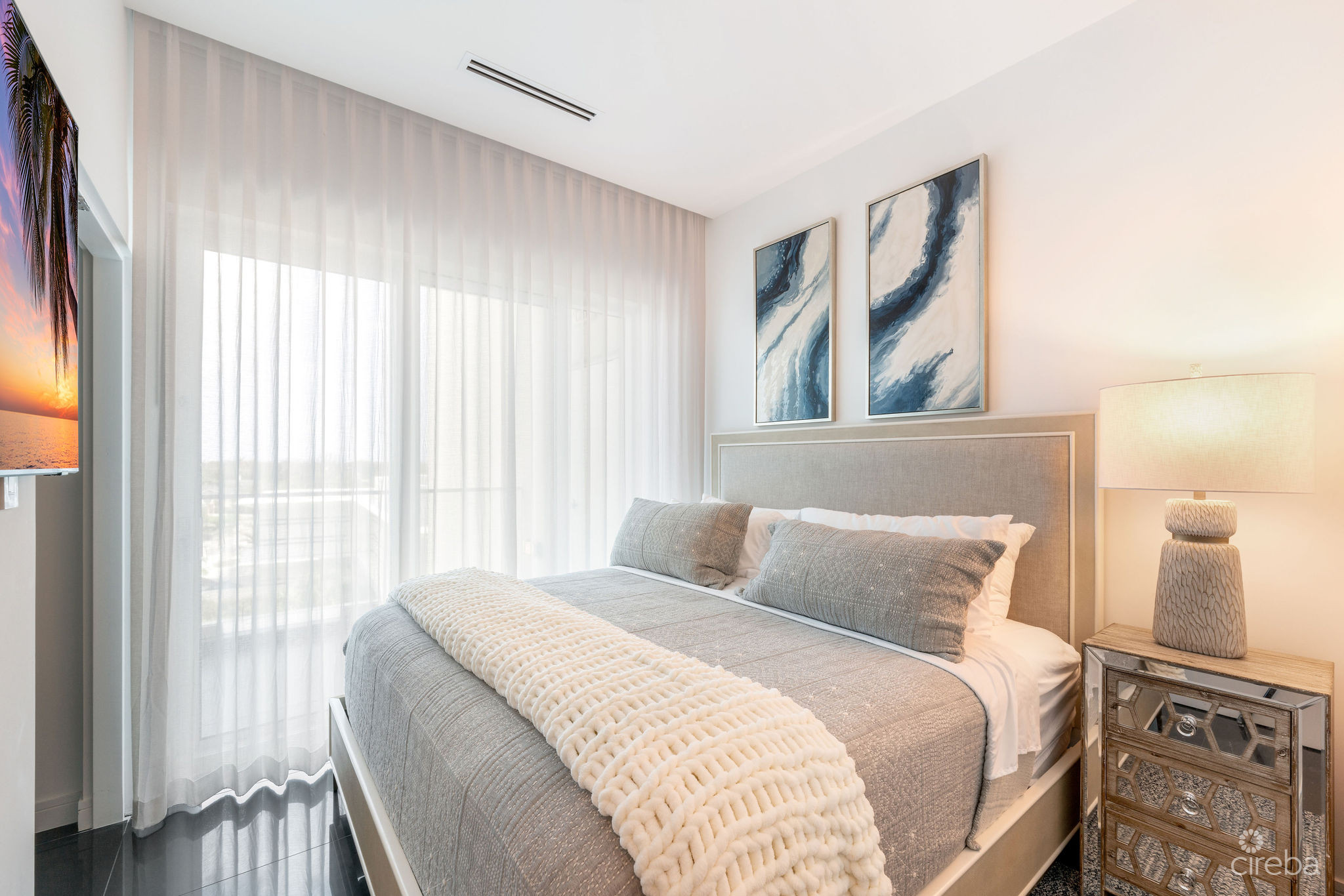 Fin 27, oceanfront condo