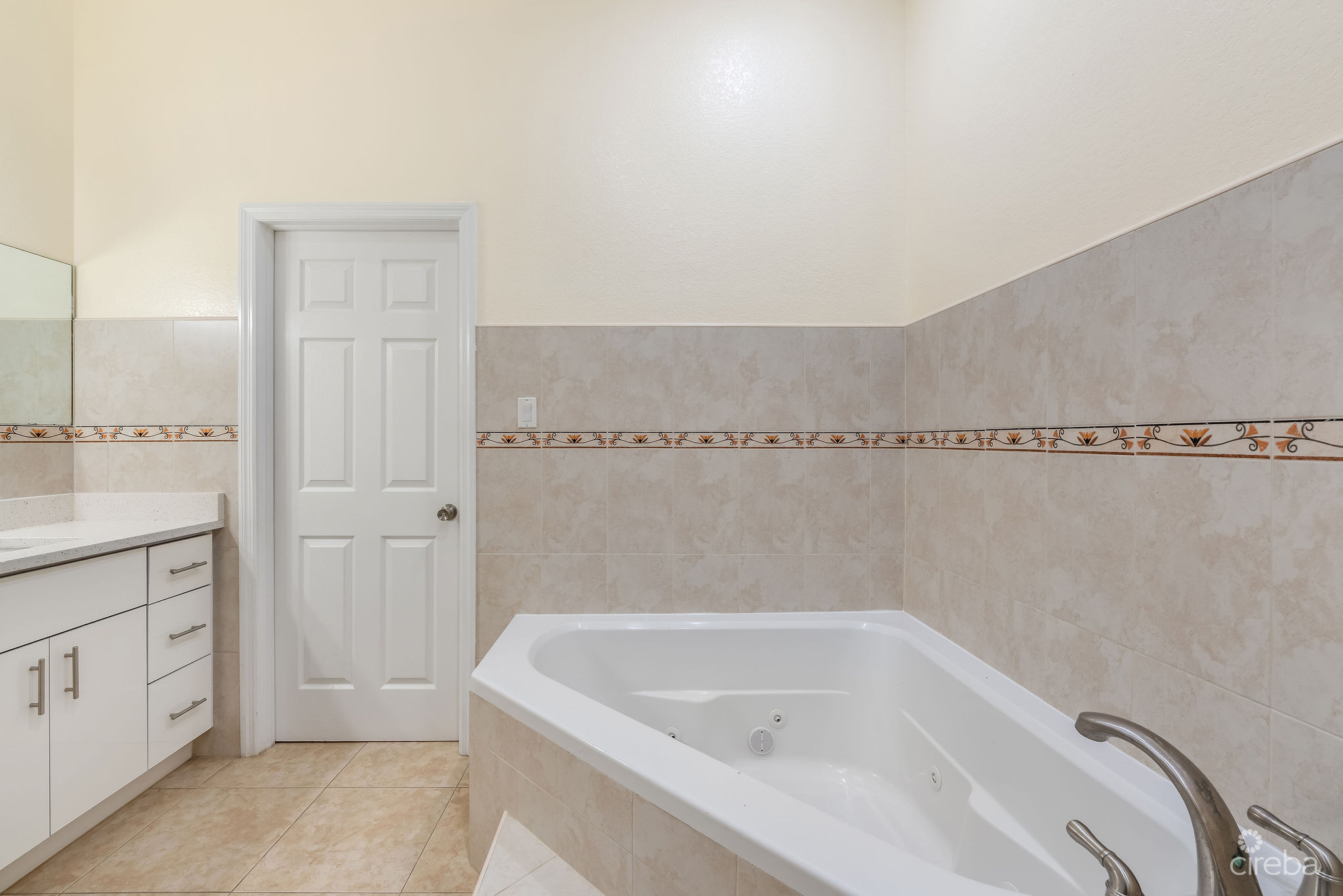 FAIRVIEW MANOR: 2X 2-BED UNITS, GEORGE TOWN