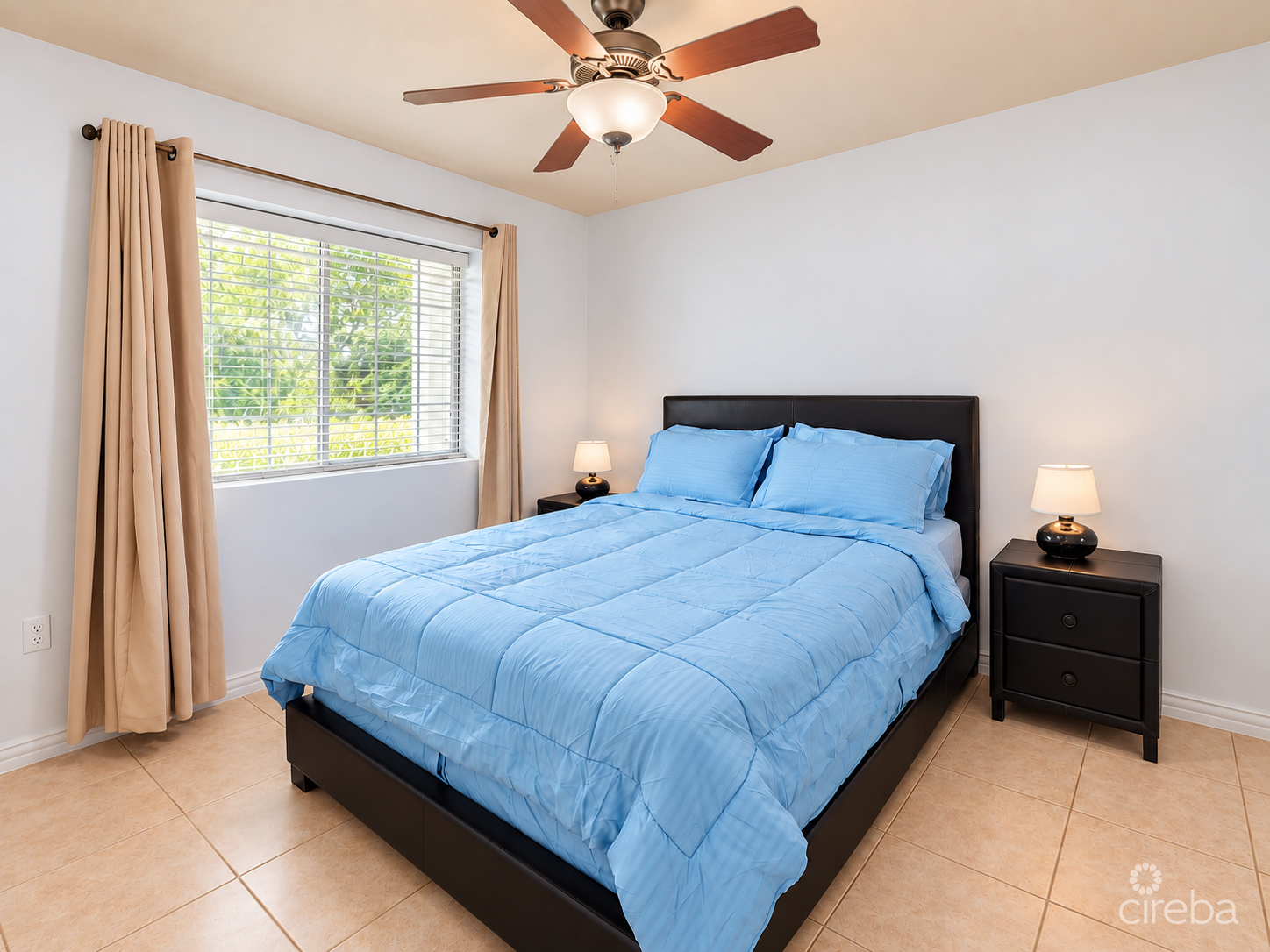LAKESIDE VILLAS E-140 4