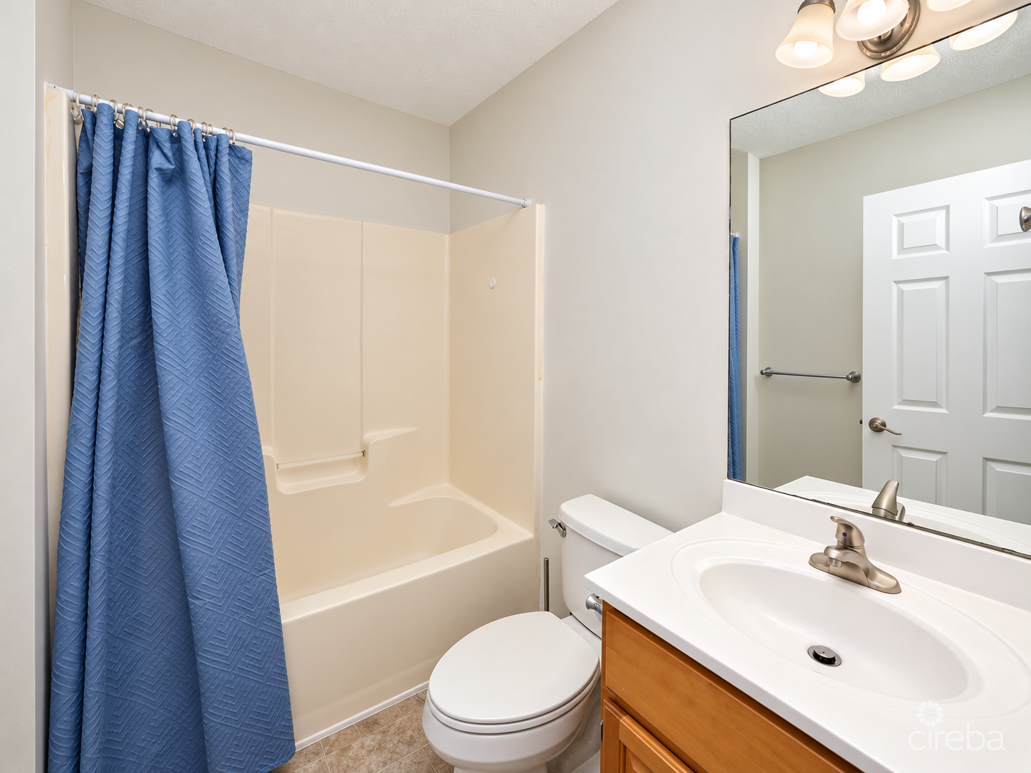 LAKESIDE VILLAS E-140 5